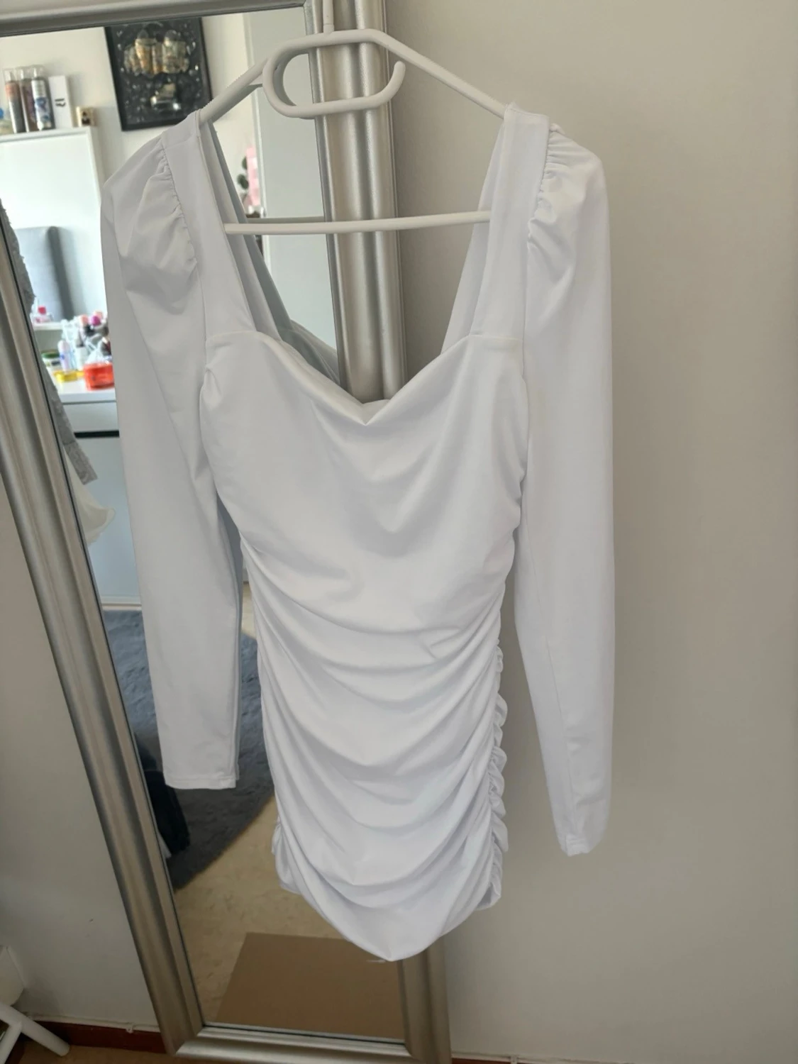 Vit långärmad kortklänning - 1