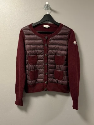 Moncler Cardigan  - ‼️VI TAR EJ BYTEN‼️ Moncler Cardigan | Skick: 9/10  | Storlek L | Fraktar imom 24 timmar efter affär 📦| Hör av dig vid minsta fråga eller fundering 💭 