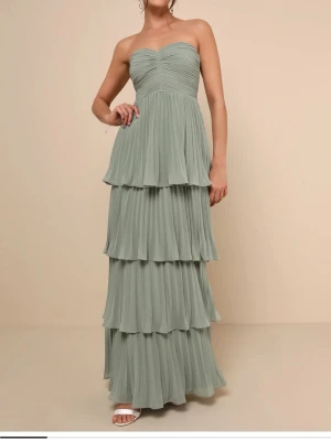 Ljusgrön axelbandslös långklänning - Jättefin maxiklänning från Lulus i storlek M men passar S/M. Klänningen är helt oanvänd och har lappar kvar, skriv vid funderingar⭐️