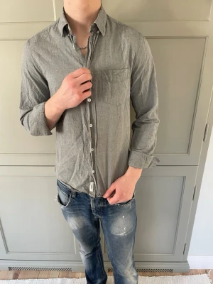 Acne Studios Vintage Skjorta  - Stilren skjorta från Acne Studios i en najs grå färg 👔 | Använd men jättefint skick, men behöver strykas | Storlek 45/S-XS | 