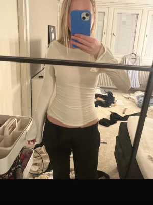 Vit långärmad tight topp - Säljer en vit långärmad topp med tight passform och rund hals som aldrig är använd då jag tycker den inte passar mig . Toppen är enkel och stilren, perfekt att matcha med olika outfits. Materialet känns mjukt och stretchigt, vilket gör den bekväm att bära hela dagen.
