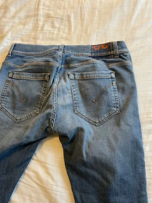 Dondup George Jeans - Tja! Säljer nu dessa riktigt snygga Dondup jeansen i storlek 33 där nypriset är cirka 4000kr . Modellen är George, skicket är 9/10. Tveka inte att höra av er vid funderingar