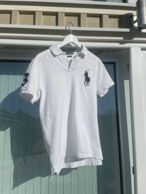 Ralph Lauren piké - vit pikétröja från Ralph Lauren. Riktigt snygg! Ny skick! Skriv vid funderingar 