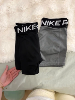 2 par Nike pros shorts  - Säljer 2 par Nike pros. Man kan köpa enskilt såklart. Båda är i storlek xs. Säljer båda för 250 men en för 125. Skriv bara till mig om ni vill köpa!!