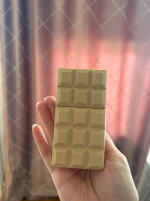 Parfymflaska i chokladkakeform - Unik parfymflaska från Scent Beauty som ser ut som en beige chokladkaka. Flaskan är gjord av plast och rymmer 30 ml Eau de Parfum. Perfekt för dig som gillar roliga och annorlunda designer på dina parfymer.