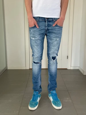 Dondup Jeans  - Säljer nu dessa Dondup jeans med snygga slitningar i populär design, skriv för fler bilder/frågor🙌🏼