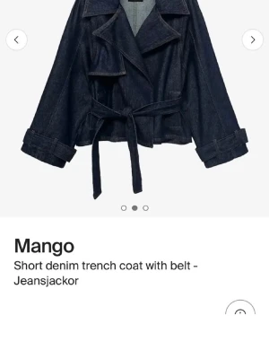 Mörkblå jeansjacka med bälte Mango - Jeans jacka från mango med prislappen kvar helt oanvänd. Jag accepterar inget pris under 830 eftersom den är helt oanvänd med pris lapp