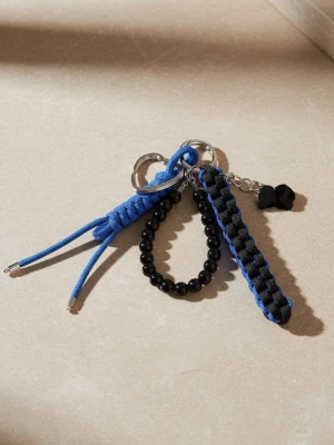 Handgjord Paracord Nyckelring – Mörkblå & Svart - Säljer en stilren och mycket tålig handgjord nyckelring i paracord. Denna färgkombination i mörkblå och svart ger en modern känsla som passar perfekt på både ryggsäcken, handväskan eller i nyckelknippan. 