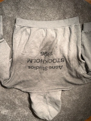 Acne Studios Hoodie - Acne Studios Hoodie i storlek S. Hoodien är oversized och är i grå tvätt. Tveka inte att skriva om du har funderingar eller vill se fler bilder. || Rökfritt hem✅ 