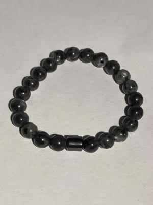 Stilrent armband med stenpärlor - Hej, Jag säljer ett nytt stilrent armband med mörka stenpärlor i snygg design. Pärlorna har en marmorerad look. ☺️ Bandet är ganska elastiskt, vilket gör att den sitter bekvämt på handleden och passar de flesta storlekar. Perfekt som accessoar till vardag och fest.😊 Ifall du har några frågor eller funderingar är det bara att skriva.🤩