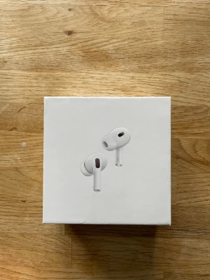 Apple AirPods Pro 2 USB-C - Tjena! Säljer ett par AirPods köpta för 2500kr på Power. Kvitto finns se bild. Jag kan gå ner u pris vid snabb affär. Jag fraktar samma dag om köper sker innan kl 20. Skriv om du har någon fundering eller fråga om denna produkt.                        MVH William 