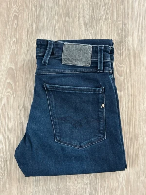 Replay Anbass Jeans - Replay Anbass Jeans Storlek: W33 L34 Färg: Navy Skick: 8/10 Nypris: 150 € Jag skickar inom 24 timmar!