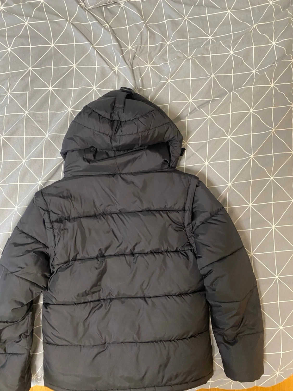 Svart pufferjacka med huva från burberry - 1
