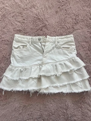 volang jeanskjol - supersnygg och trendig kjol ifrån Gina! helt oanvänd ☺️