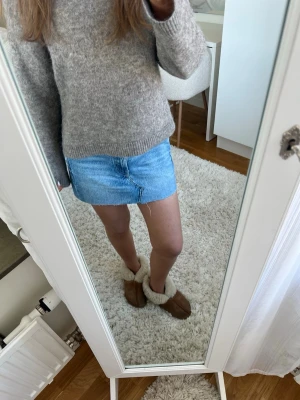 Blå jeanskjol i kort modell - Superfin jeanskjol, omsydd själv så allting kan vara lite ojämt och stygnen osv💗