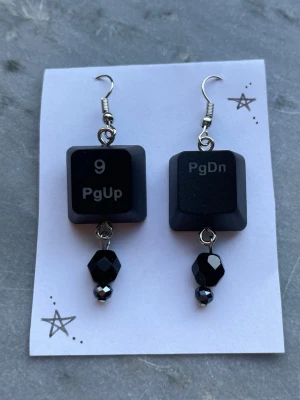 Örhängen av keycaps - Örhängen av keycaps och pärlor, gjorda av mig💕