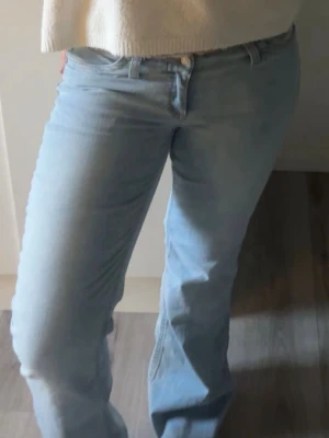 Nelly jeans - Hej, jag säljer mina no waist bootcut jeans som är köpta på Nelly. Väldigt fint skick har använt ett fåtal gånger. Stl 40 men skulle kunna passa någon som har 42 med i storlek🩷