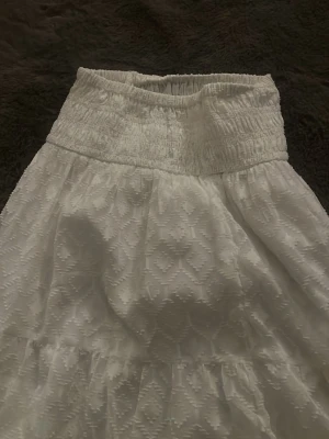 Vit långkjol - Låg midjad använd 2 gånger köpt för 1 år sedan men den är för kort och inte tycker inte om den för mina breda höfter, jätte fin på min syster som är 157 cm. Jag är 163 och den är lite kort, skriv till mig ! 