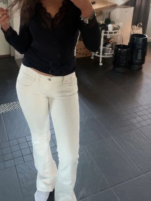Vita bootcut jeans från ginatricot - Säljer mina vita lågmidjade bootcut jeans från Gina med snygga detaljer på bakfickorna💞mycket bra skick och storlek 38