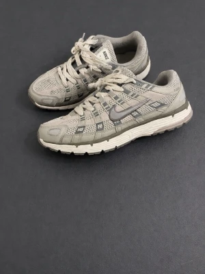 Nike p 6000 grå - Dom har inte kommit till användning längre.  priset kan diskuteras på en snabb äffar. Hör av er vid frågor🙌