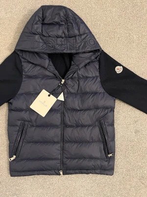 Moncler cardigan  - Helt ny mörkblå Moncler cardigan. Inte använt en enda gång. Hör av er vid frågor🤝🏽