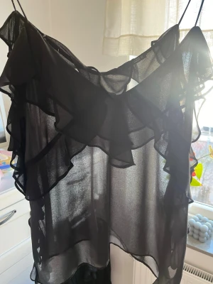 Svart blus från ZARA - Denna fina blus är i storlek L men sitter bra på en som har S/M i vanliga fall. Den är genomskinlig som det visas på bilden. Är i väldigt bra skick efter några få användningar. Kan sänka pris!!
