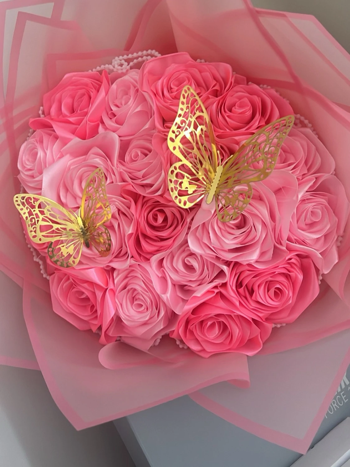 Bukett med rosa konstrosor och fjärilar - 1