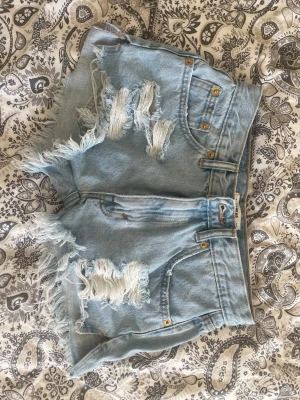 Lågmidjade jeansshorts  - Lågmidjade jeansshorts storlek 36/s men sitter som 34/xs