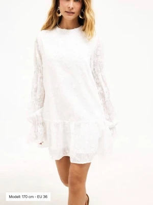Vit spetsklänning med volang - Superfin vit kortklänning med spetsdetaljer och volang nertill. Klänningen har långa, transparenta ärmar och hög hals. Perfekt till studenten eller konfirmationen! Jag har endast använt den en gång. Skriv privat för egna bilder💞💞💞