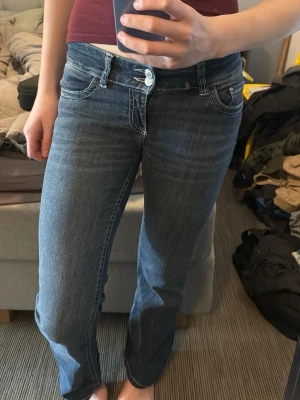 Jeans - Säljer mina Nelly jeans då de blivit för små. De är i ett väldigt bra skick utan några skador. Pris kan ändras💕