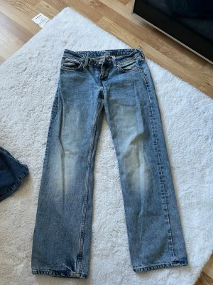 Lågmidjade jeans från weekday - Säljer ett par blå lågmidjade jeans från weekday i storlek W26 L30
