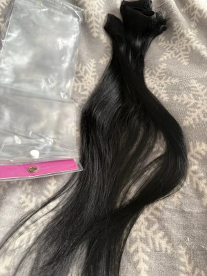 60cm äkta clips löshår  - Nyskick, använt en gång men var för långt för mig. och väger ca 113-120g. 7delar. 