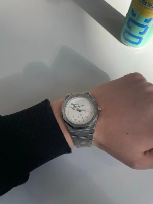 Who cares I’m already late - Stilren klocka från Casio med silverfärgat armband i metall och vit urtavla. Klockan har en klassisk design med tydliga siffror och blå visare. Perfekt accessoar för dig som gillar enkel och tidlös stil. Pris inte hugget i sten