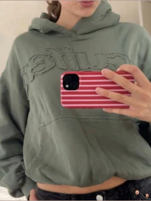Scuffers hoodie - Så himla snygg hoodie strl S men den är lite oversized!❤️ använd typ 2 gånger