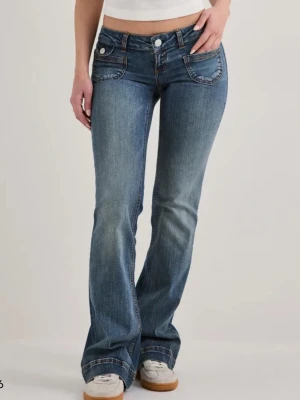 Nelly Jeans low waist - Low waist jeans från Nelly, köptes för 699kr på deras hemsida. Är lite slitna och sönder längst nere då jag råkat gått på dom men annars är de super fina och fräscha utan defekter!🙏🏼