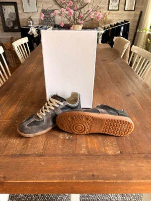 Maison margiela gats - Ett par schyssta Maison margiela gats i en mörk färg. Dessa skor har använts i cirka 2 månader men har inga ytliga skavanker☺️. Köpte dem på Plick helt nya för 4399kr. Så de borde vara äkta🤗