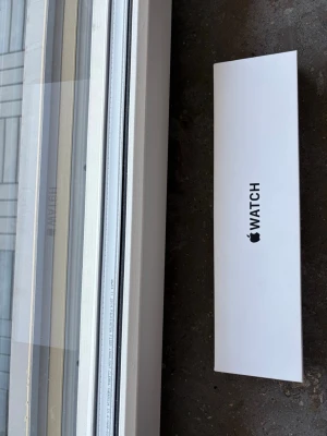 Apple Watch i originalförpackning - Säljer en Apple Watch SE 40 mm (gps + cellular). Haft länge men används aldrig. Helt nytt skick. Kommer med orginalförockning. Originals band. Samt 4 andra band. Aluminium bandet kostar för sig själv 899 kr. De andra banden kostar 599kr styck. De kommer alla med klockan vid köp. Kvitto finns vid frågor.