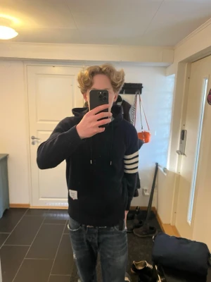 Thom Browne hoodie - Sjukt snygg mörkblå hoodie ifrån Thom Browne perfekt inför sommaren 🏝️ | Fint skick | Passar storlek S | Kontakta mig vid frågor, skicka gärna prisförslag🙌