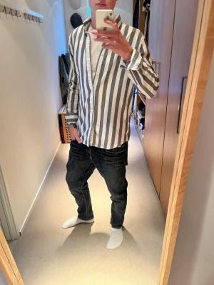 Selected homme skjorta - Tjena, säljer nu denna riktigt feta randiga skjortan från selected homme. Skicket är väldigt bra, skulle säga 9,5/10. Stoleken är M, killen på bilden är 182 cm. Släng iväg ett dm för frågor! ✌🏼🍾