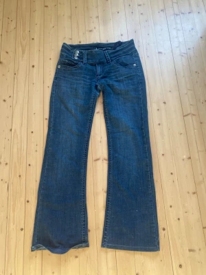 Vintage jeans - Supersnygga vintage bootcut jeans! Jag har köpt de secondhand men de har aldrig kommit till användning. Finns ett litet hål men de kan man enkelt sy igen! 💕