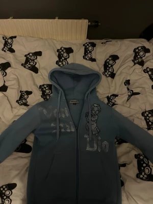Blå hoodie från Vonshule med strass - Säljer en vonstudio hoodie. bland dem sista ljusblåa hoodiesarna kvar. finns ungefär bara 20 blåa kvar. va inte rädd att höra av dig vid minsta lilla fråga. storlek XS. Den har tappat en del pärlor på!
