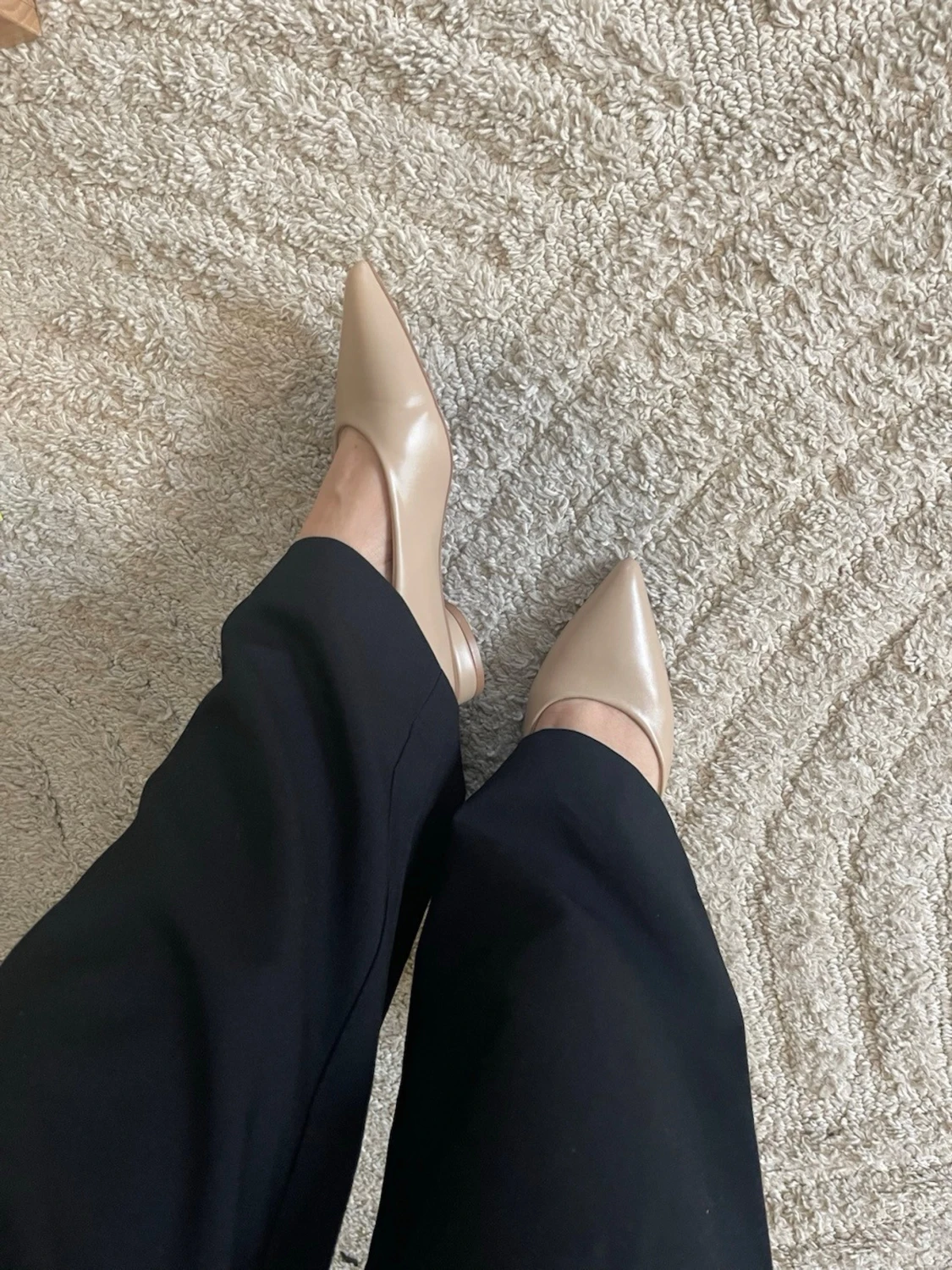 Beige ballerinaskor med spetsig tå