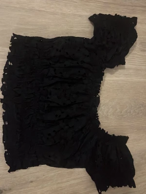 Topp - Svart topp från ginatricot i storlek M, framsidan är täckt  medans baksidan är hålig och syns igenom (kolla bilder) , den är fin och ren 💗