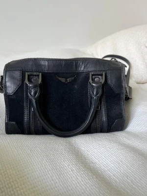 Zadig & Voltaire sunny xs - Säljer min Zadig då den inte kommer till användning längre💕💕superfint skick har tatt hand om den väl! Unik i både mocka och läder 