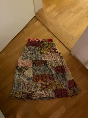 Lång kjol - Från Urban outfitters. Köpte för 800kr. Stl XS/S