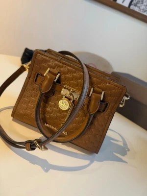 Hamilton från Michael Kors - Mini Hamilton väska från mk. Helt ny, jätte fin och justerbar funkar till alla tillfällen 💓