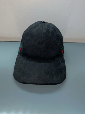 gucci keps svart - Den är nya modellen av gucci kepsar hundra procent äkta kan visa kvitto den är strl m=57cm chippen kommer med kepsen såklart möts upp i stockholm och fraktar genom plick tar byten beror på vad sista bilden finns det bevis på att kepsen är äkta här är kvitton och lapparna 