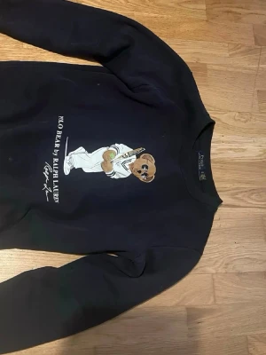 Svart sweatshirt Polo Bear Ralph Lauren - 60 cm lång och 38 cm bredd bra pris använt 2 gånger storlek S , äkta. Mörkblå ish eller typ marinblå