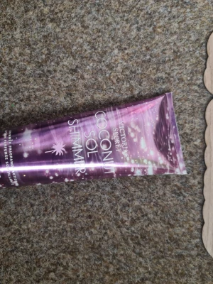 Victoria's Secret Coconut Sol Shimmer - Glittrande kroppslotion från Victoria's Secret i doften Coconut Sol Shimmer. Tuben är lila med skimrande detaljer och palmmotiv. Perfekt för dig som vill ha en tropisk doft och extra glow på huden. Helt ny och oanvänd