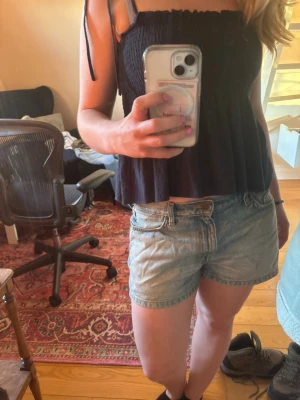 Mörkblå topp - Säljer en mörkblå linnetopp med resår runt brösten💗 den har rosetter på axlarna som kan spännas om så önskas! Perfekt basic att ha i garderoben!☺️Inget märke på varan